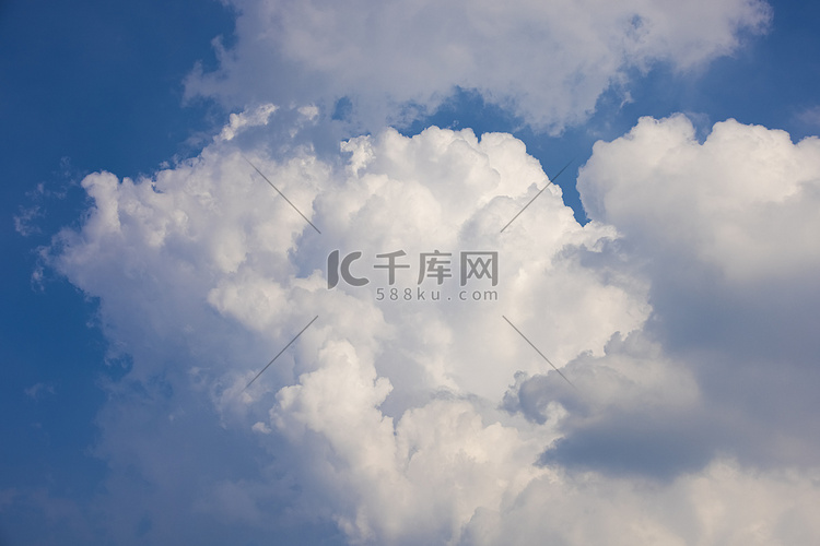 蓝天白云下午云层西湖云层摄影图