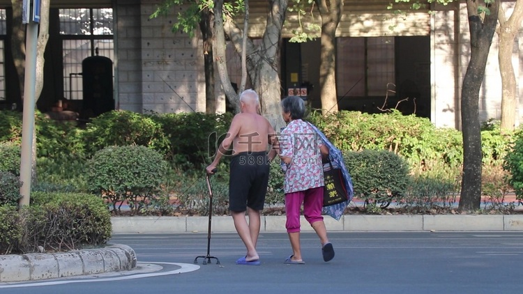两位年迈的老人过马路
