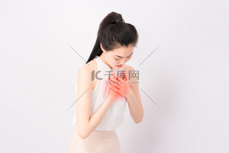 年轻女性胸口闷心脏痛生病摄影图