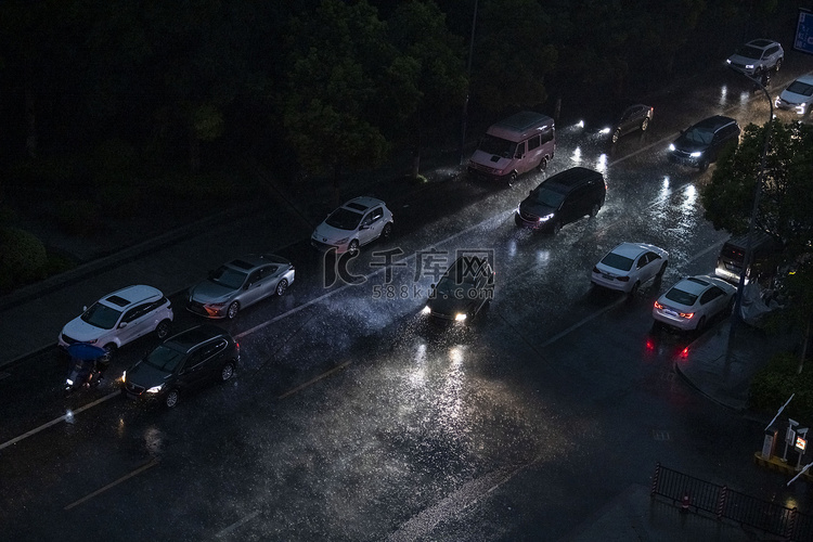 暴雨车流傍晚汽车马路驾驶行驶摄