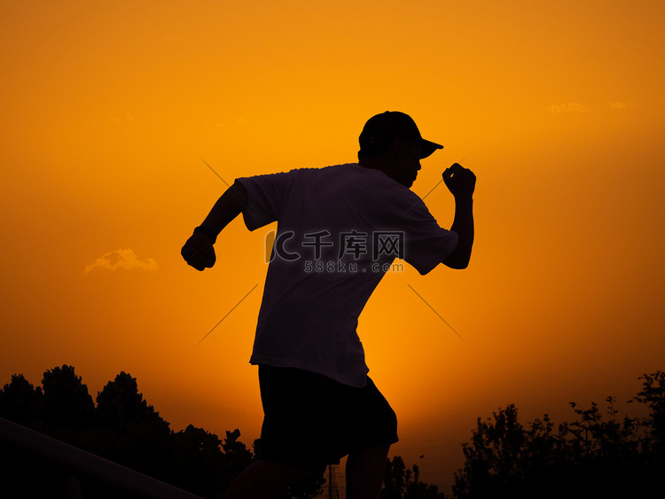 人像剪影黄昏一个男人夕阳下起跑