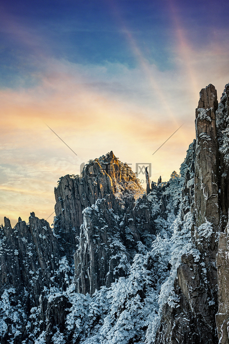 冬季旅行天亮山峰山区摇动摄影图