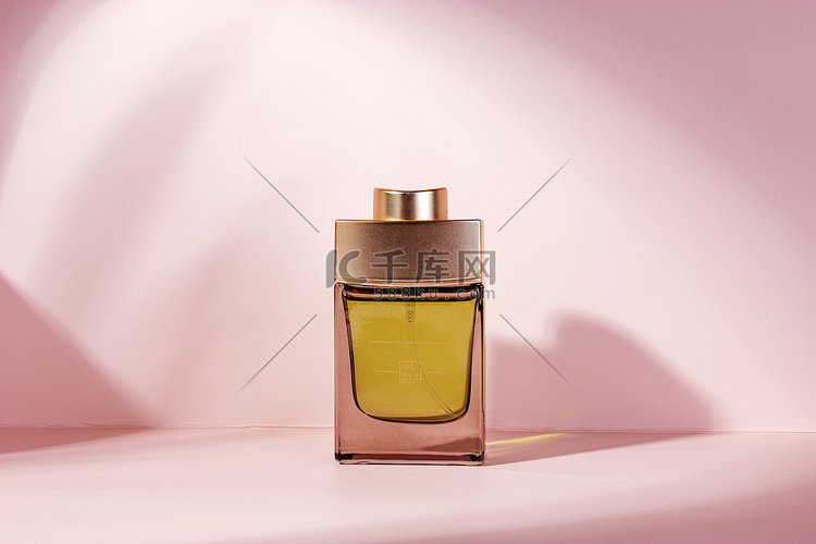 美妆产品棚拍香水前调香水粉黄色