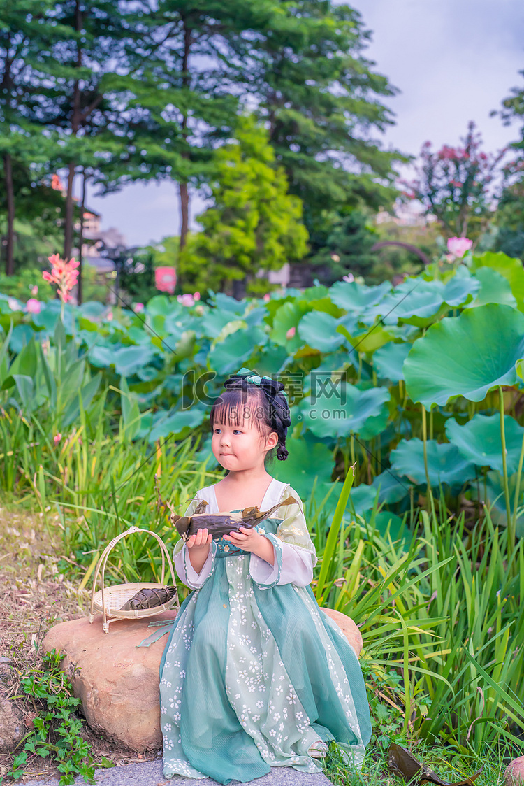 汉服荷花池下午女童荷花池坐吃粽