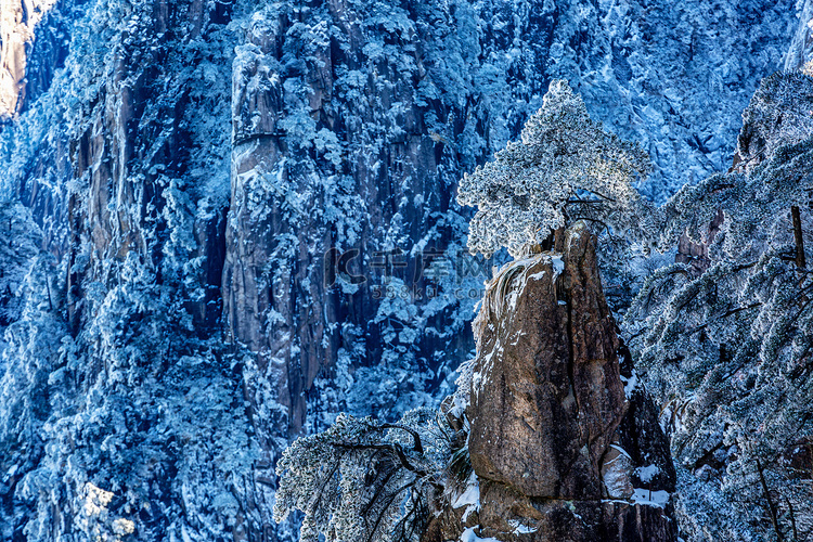 冬日游玩清晨岩石山区摇动摄影图