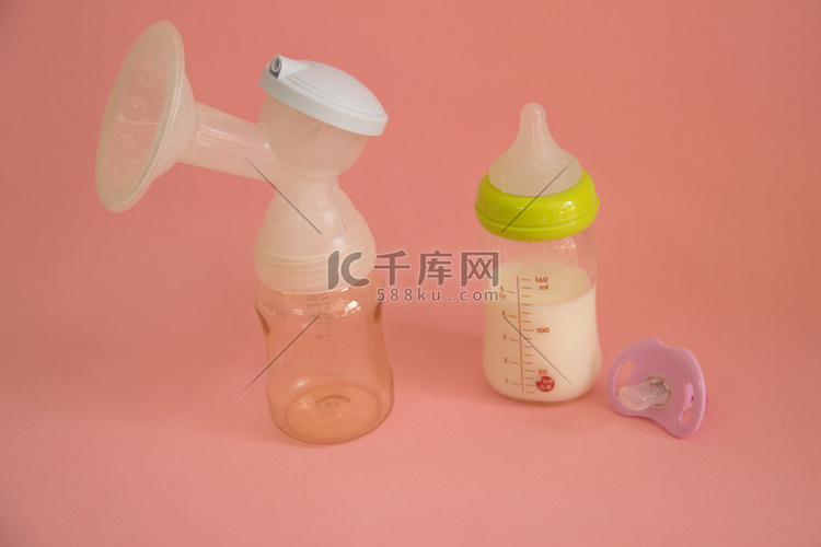 奶瓶婴儿幼儿奶粉吸奶器摄影图配