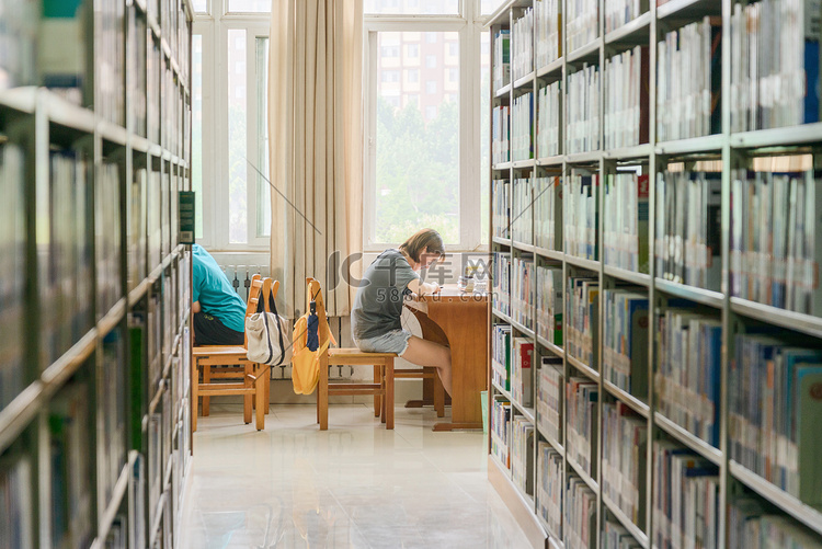 教育白天大学生图书馆学习摄影图