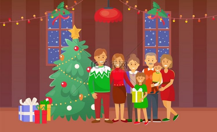 一家人站在松树旁庆祝圣诞节母亲