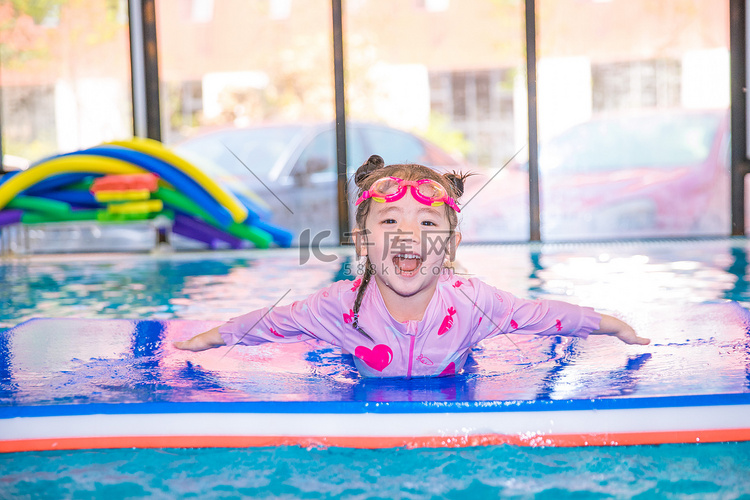 暑期培训白天女童室内游泳馆训练