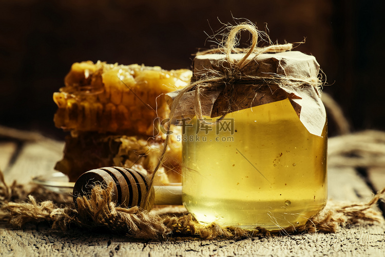 在一个玻璃罐和蜂蜜山蜂蜜梳理