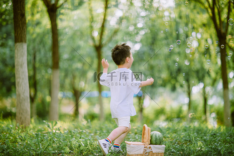 童趣白天小男孩户外树林奔跑摄影