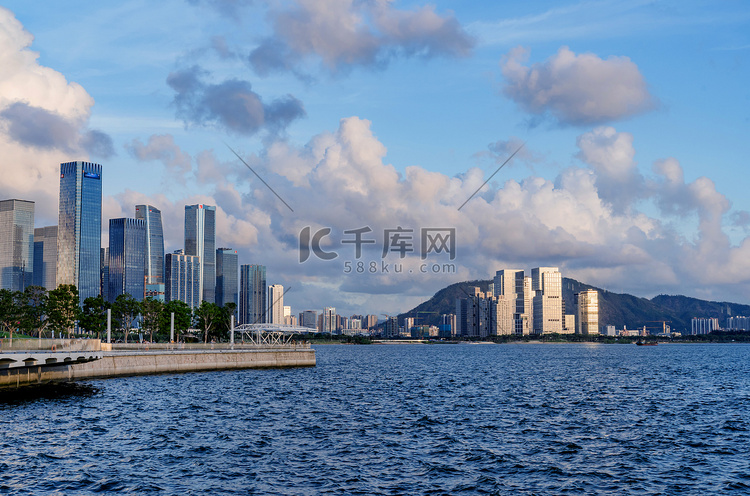 城市建筑风光海景蓝天云层摄影图