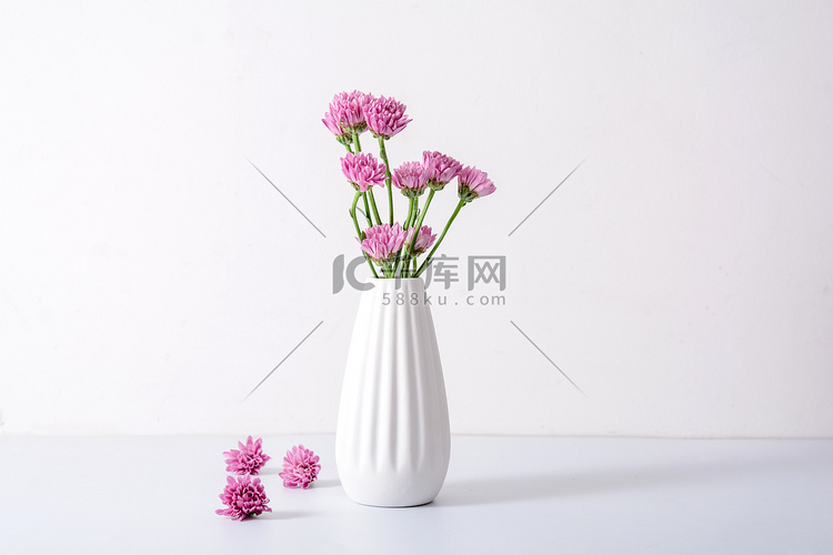 静物白天鲜花花瓶摆放摄影图配图