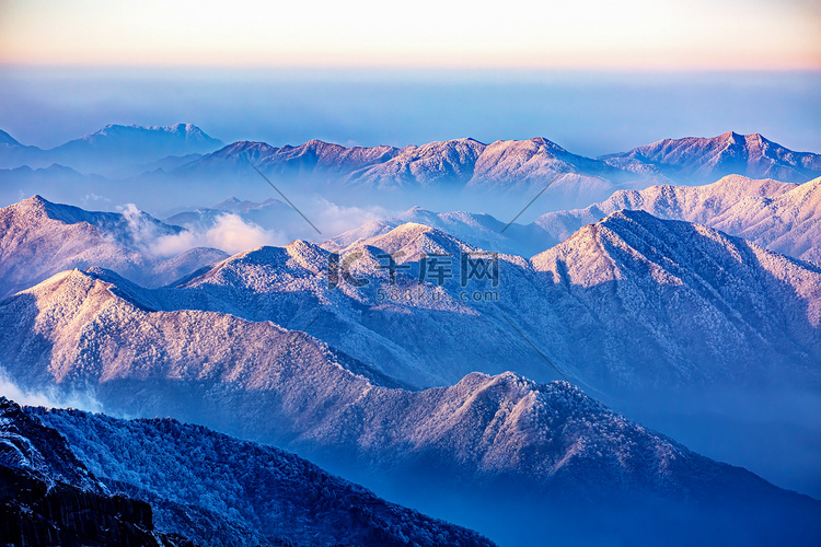 冬日傍晚雪山山区飘动摄影图配图