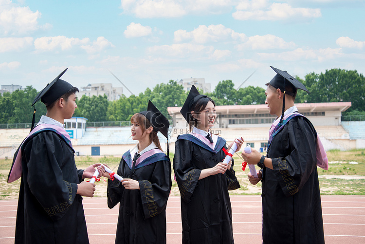 人像白天大学情侣操场对视摄影图