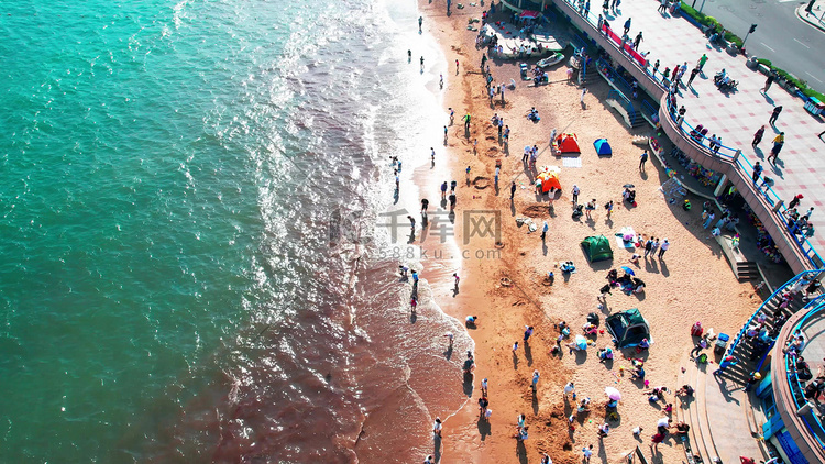 航拍夏天青岛栈桥浴场游客海边游