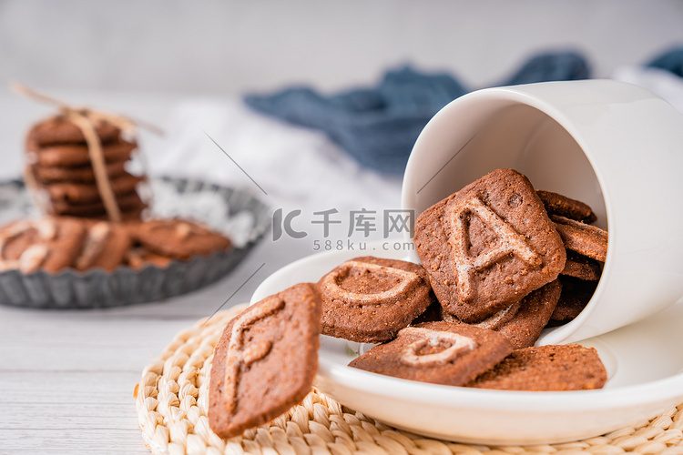 巧克力曲奇烘培饼干食品摄影图配