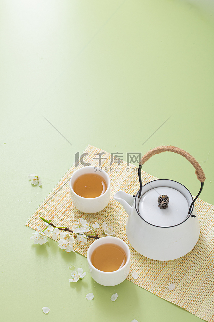 文艺茶水白天放在茶席的茶杯和茶