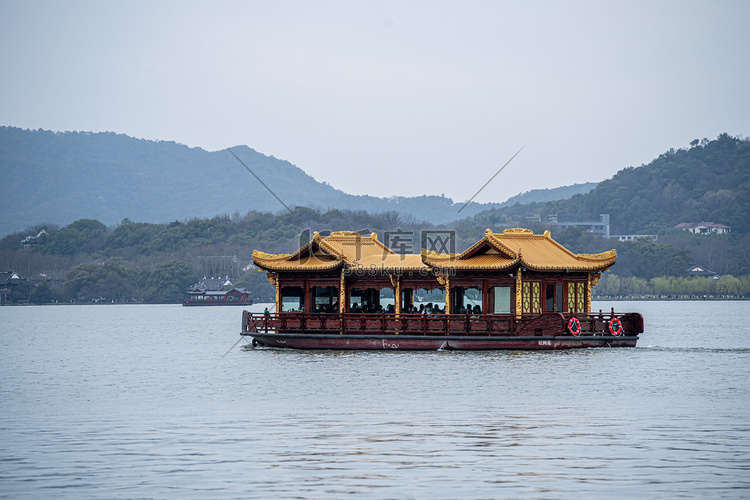 西湖白天船湖拍摄摄影图配图