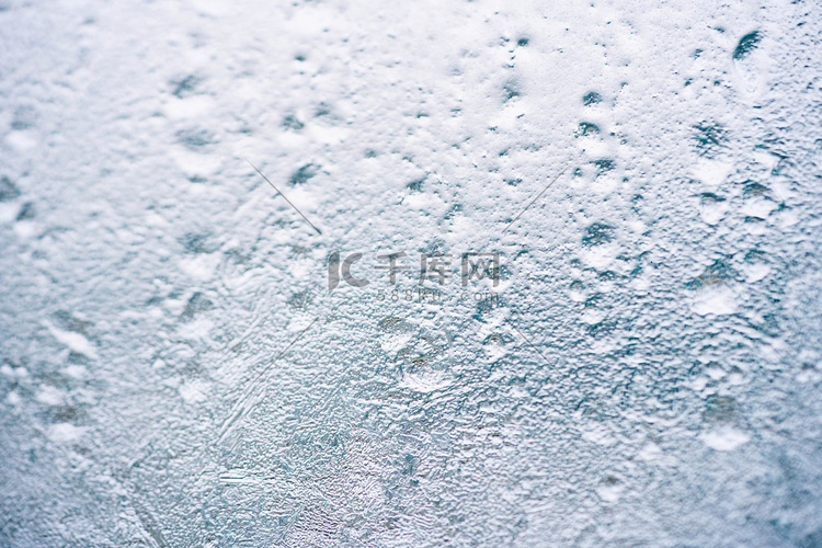 冬季玻璃上的水滴冰花