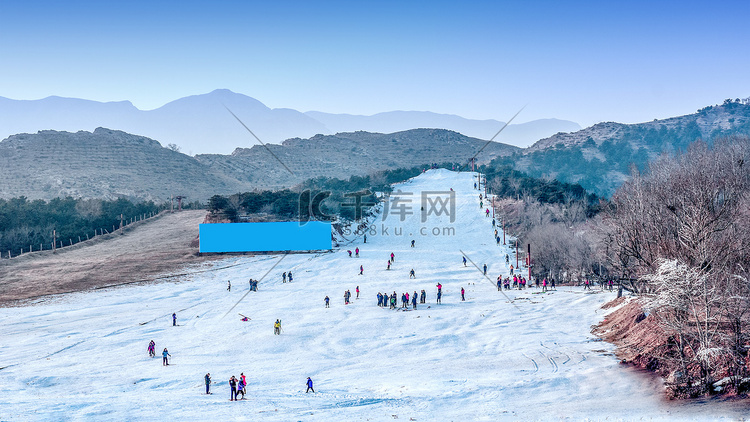 内蒙古冬季滑雪场滑雪摄影图