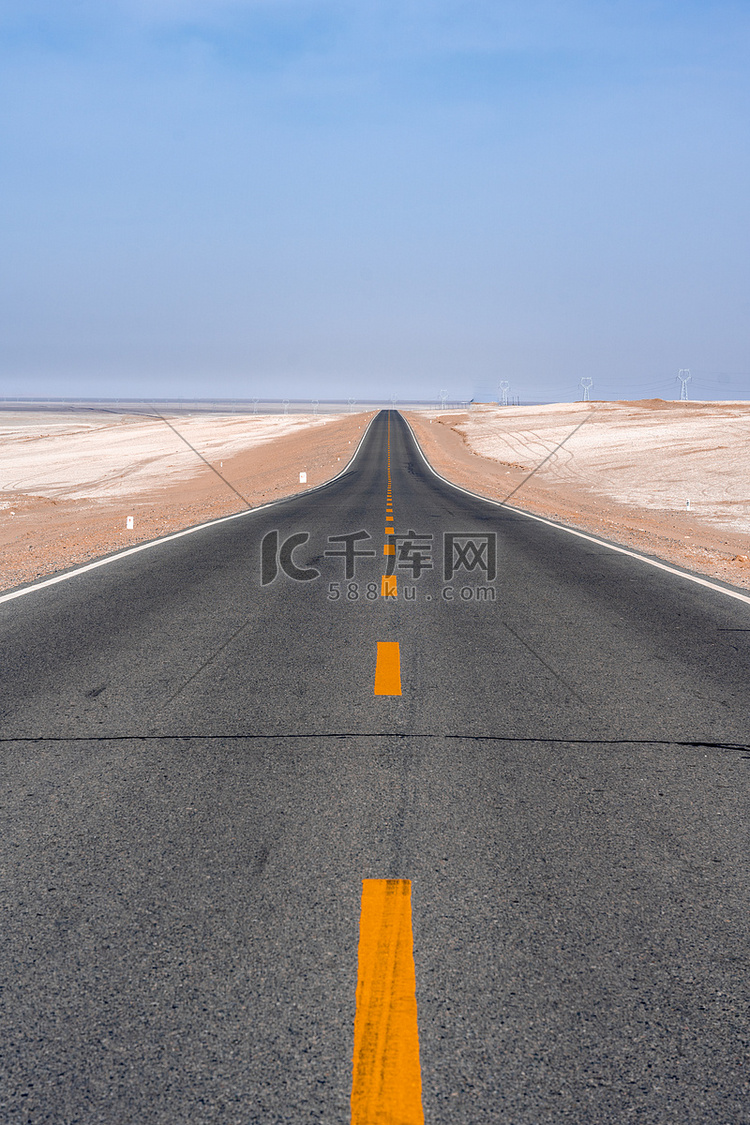青海冰霜戈壁的公路摄影图配图