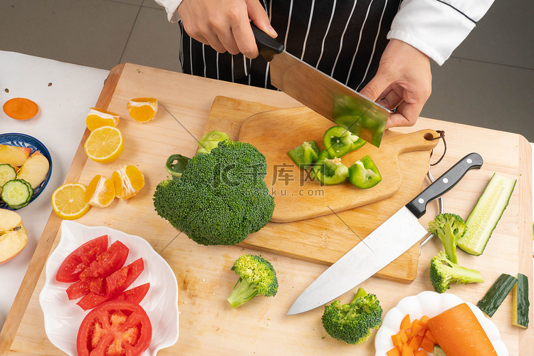 切菜白天蔬菜厨房做饭摄影图配图