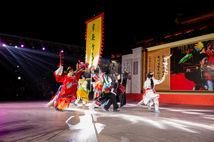 民俗文化节夜半竹马广场舞摄影图