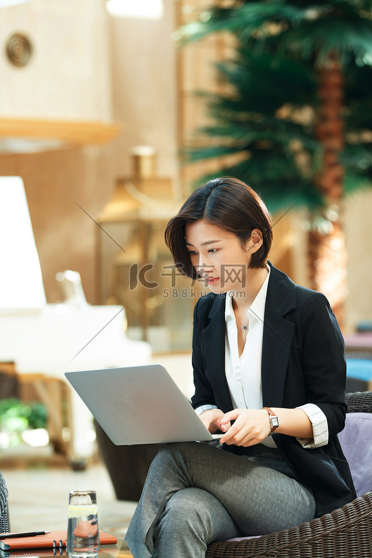商务女士使用笔记本电脑