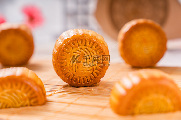 中秋佳节传统美食食品月饼摄影图