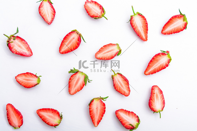 美食白天草莓白色背景平铺摄影图
