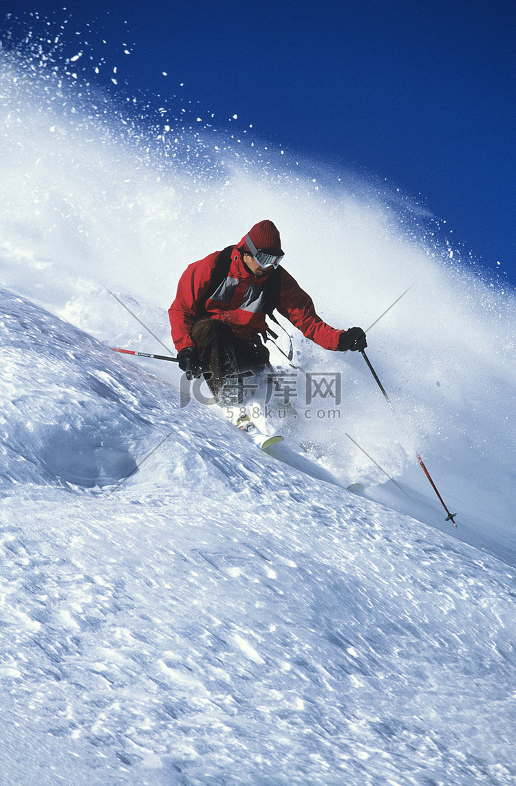 在山坡上滑雪运动的人