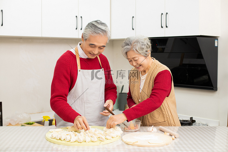 居家包饺子做饭的老人摄影图配图