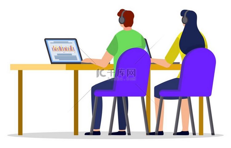 男人和女人坐在桌子旁的椅子上，
