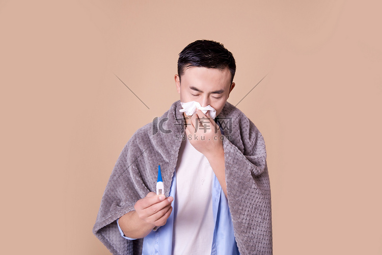 感冒发烧男士难受生病摄影图配图