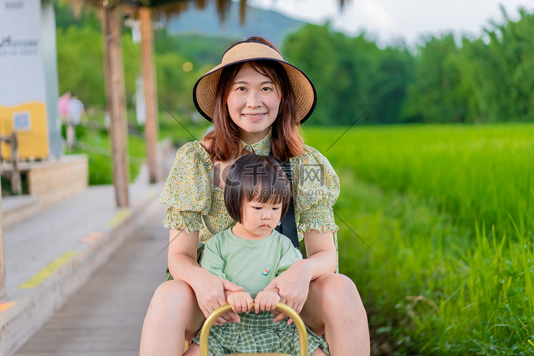 坐小火车的母女夏季傍晚母女户外