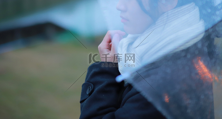 雨天女子路边摄影图配图