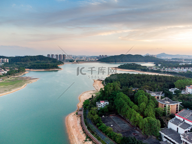 风景日落水库空中航拍摄影图配图