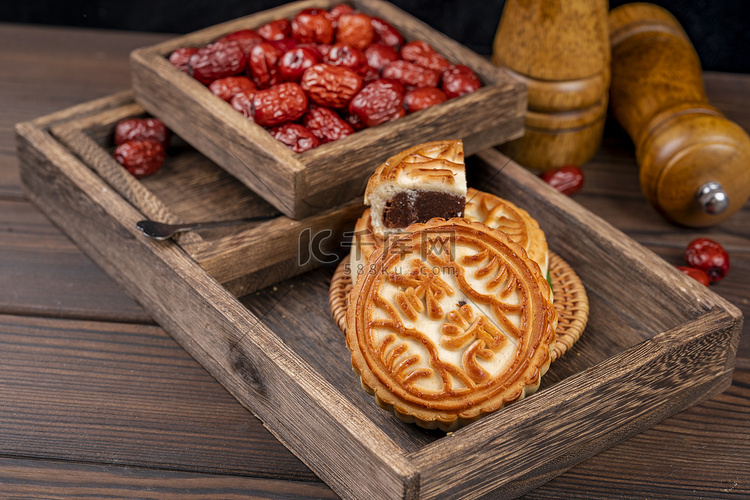 美味传统月饼糕点食品摄影图配图