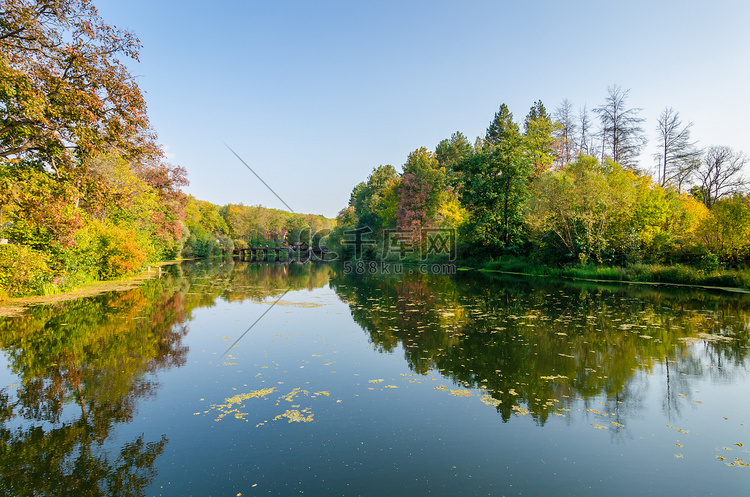 有吸引力的秋景与美丽的倒影湖