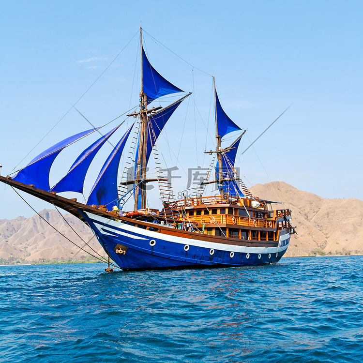 老式木制船与蓝帆