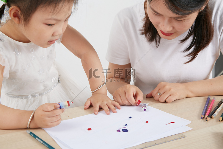 儿童儿童节母亲陪伴小朋友画画摄
