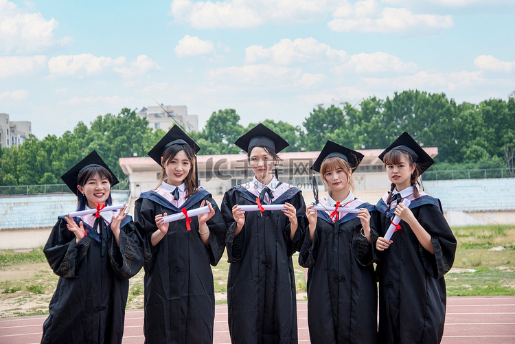 人像白天五个大学毕业生操场拿着