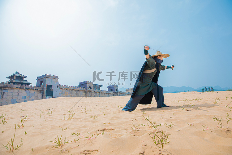 古风武侠白天穿着黑色披风的侠客