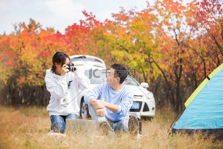 情侣旅游人像自驾游秋季摄影图配