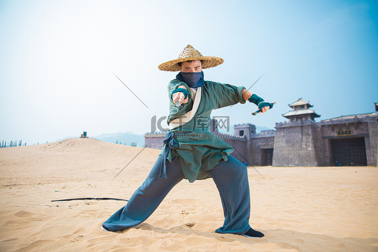 武侠白天男侠客户外舞剑摄影图配