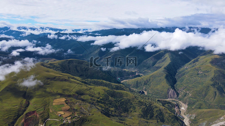 青藏大自然高原山脉清晨云雾缭绕