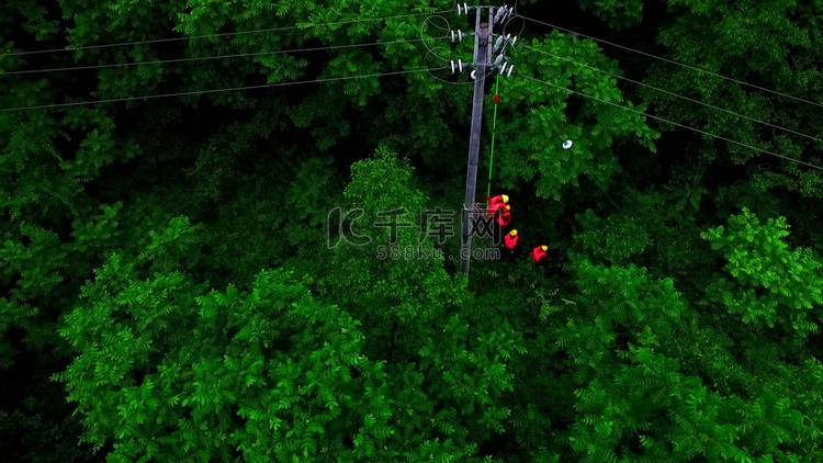 迎战台风电力工人抢修线路