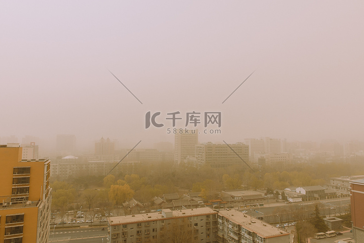 北京白天春天沙尘暴户外建筑刮沙