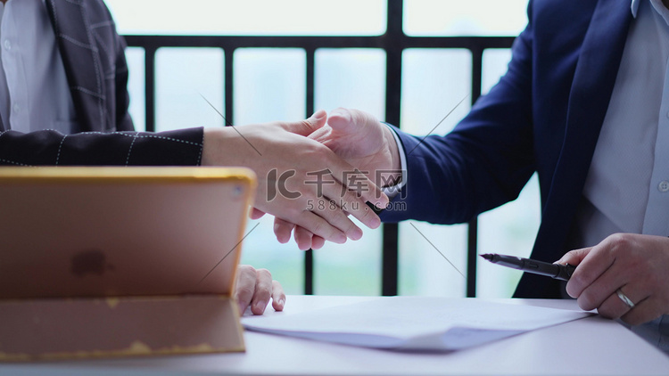 商务谈判洽谈签合同握手企业宣传